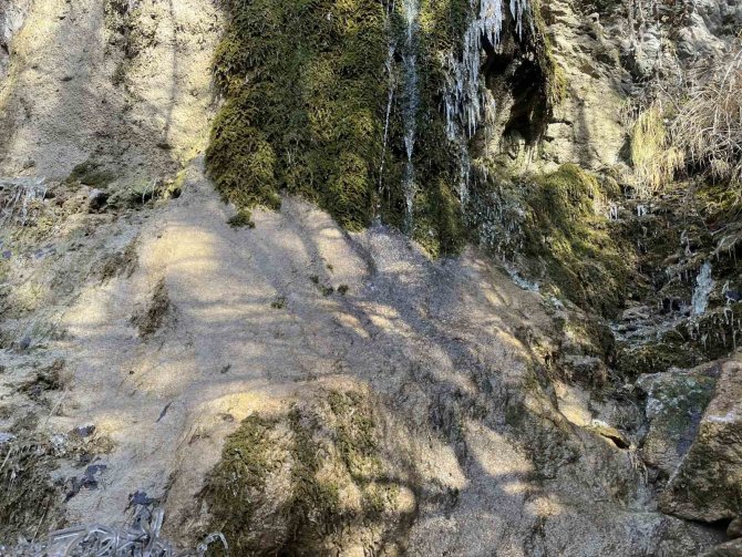 Kar Sularının Erimesiyle Oluşan Şelale Görsel Şölen Sundu