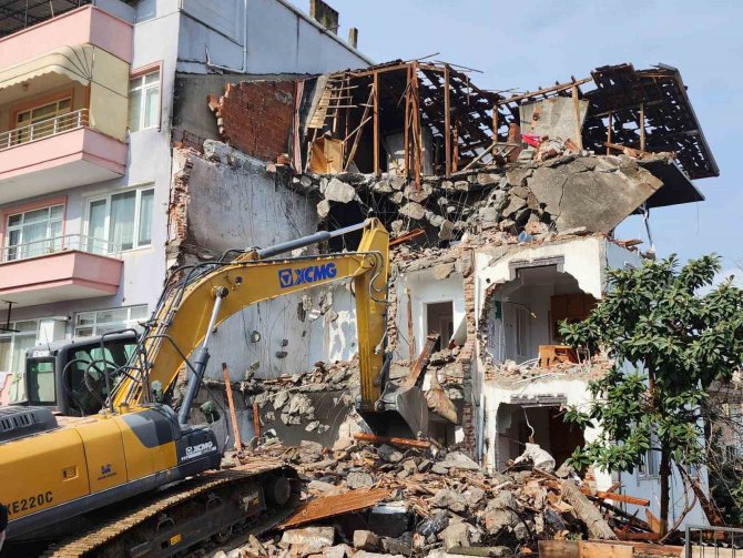 Doğalgaz Patlamasında Ağır Hasar Alan Binanın Yıkımı Tamamlandı