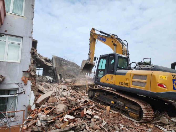 Doğalgaz Patlamasında Ağır Hasar Alan Binanın Yıkımı Tamamlandı