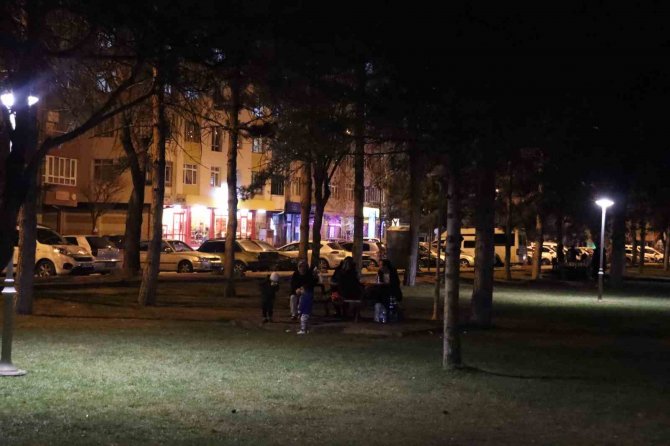 Kayserililer Depremlerin Ardından Akşamı Parklarda Geçiriyor