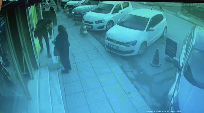 İ̇stanbul’da Kadına Şiddete, Esnaftan “Enseli Tokatlı Müdahale” Kamerada