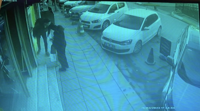 İ̇stanbul’da Kadına Şiddete, Esnaftan “Enseli Tokatlı Müdahale” Kamerada