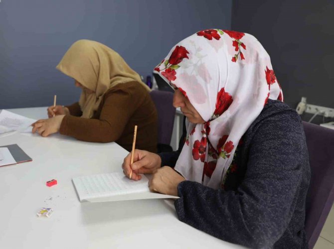Mardin Büyükşehir Belediyesinden Okuma Yazma Bilmeyen Kadınlara Fırsat