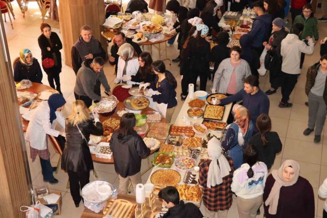Depremzedeler İçin Hayır Çarşısı Kurdular