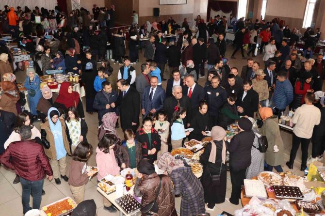Depremzedeler İçin Hayır Çarşısı Kurdular