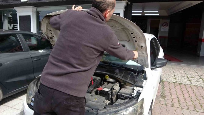 Pendik’te Alıcı İle Satıcının Ekspertiz Kavgası: Otomobilin Lastiklerini Kesti