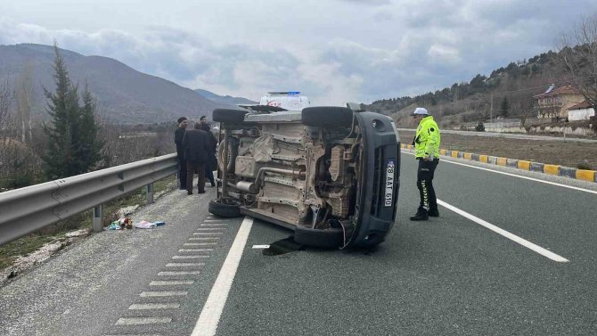 D100’de Bariyerlere Çarpan Hafif Ticari Araç Yan Yattı: 3 Yaralı