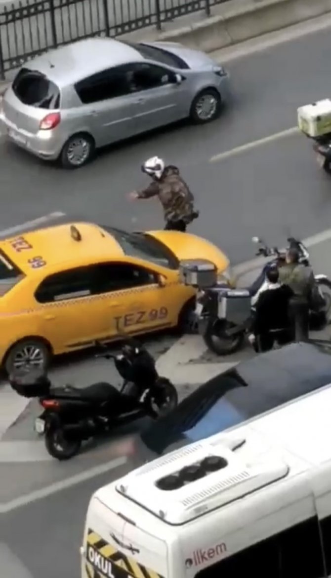 İ̇stanbul’un Göbeğinde Trafik Kavgası Kamerada: Taksinin Aynasını Kırdı