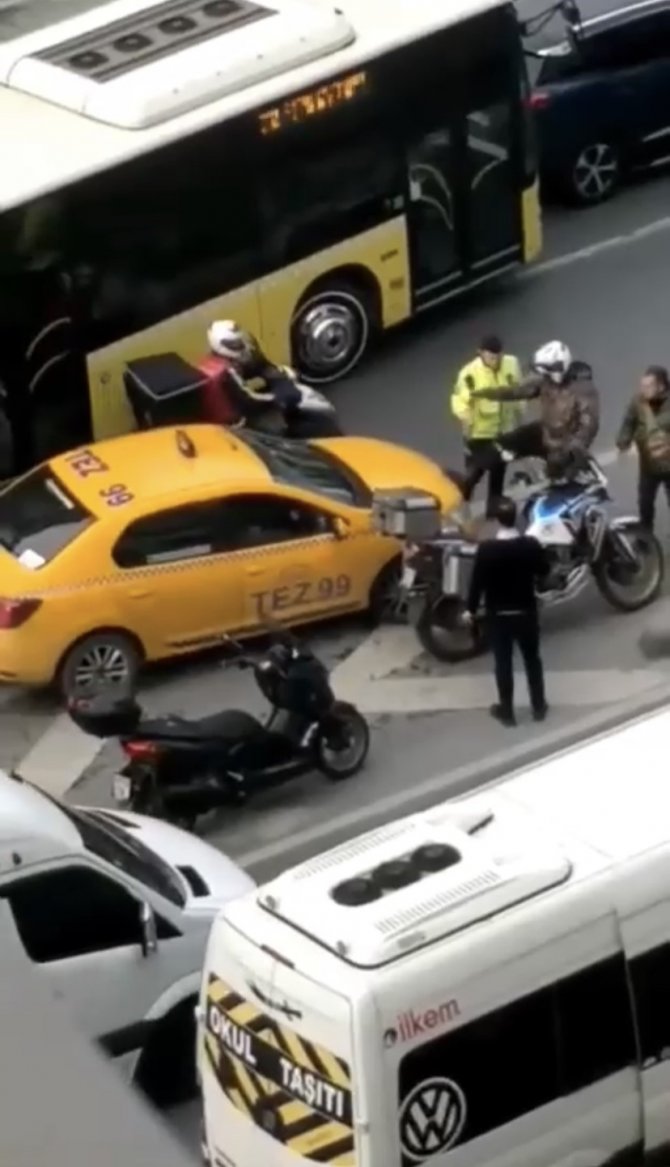 İ̇stanbul’un Göbeğinde Trafik Kavgası Kamerada: Taksinin Aynasını Kırdı