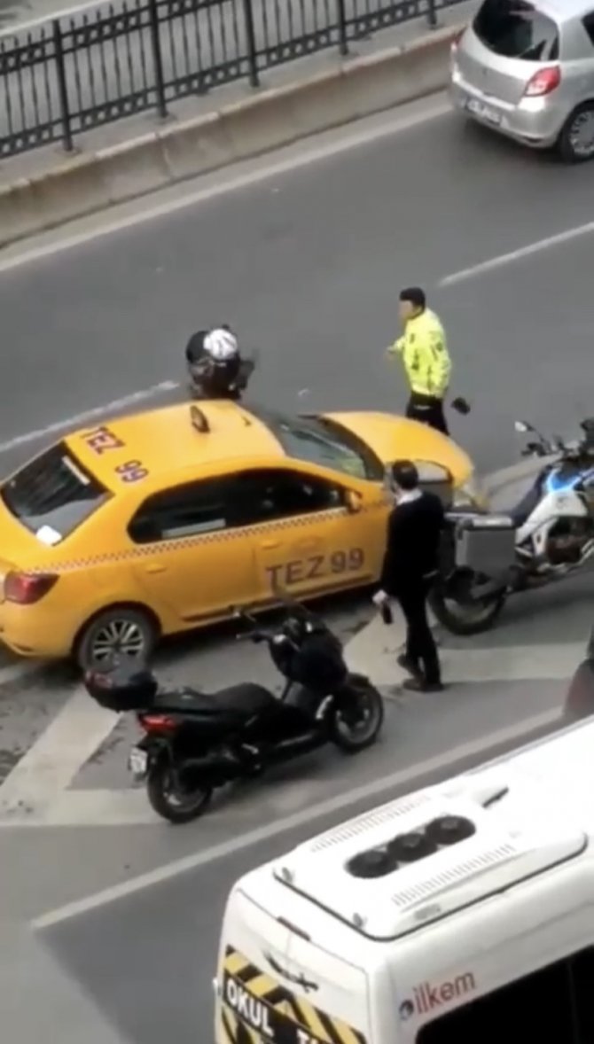 İ̇stanbul’un Göbeğinde Trafik Kavgası Kamerada: Taksinin Aynasını Kırdı