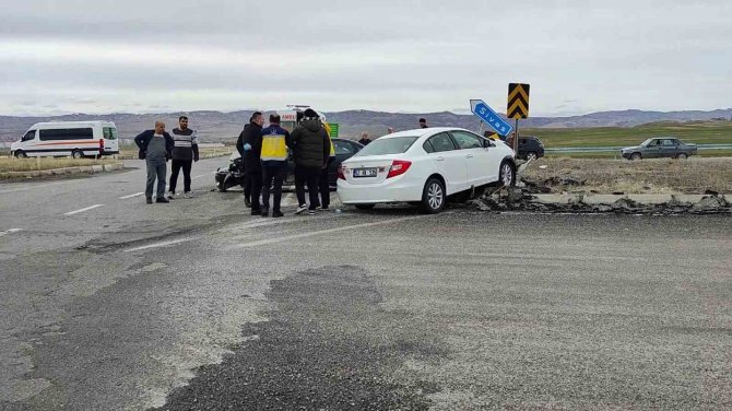 Sivas’ta İki Otomobil Çarpıştı: 1’i Bebek 6 Yaralı