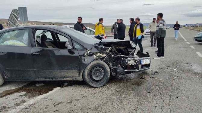 Sivas’ta İki Otomobil Çarpıştı: 1’i Bebek 6 Yaralı