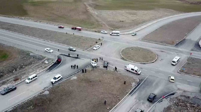 Sivas’ta İki Otomobil Çarpıştı: 1’i Bebek 6 Yaralı
