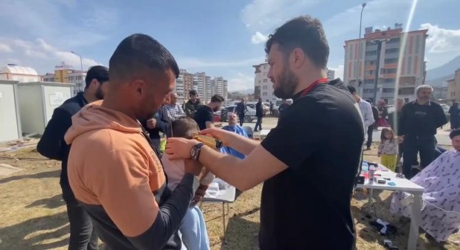 Sultanbeylili Berberler Afet Bölgesinde Depremzedeleri Ücretsiz Tıraş Ediyor