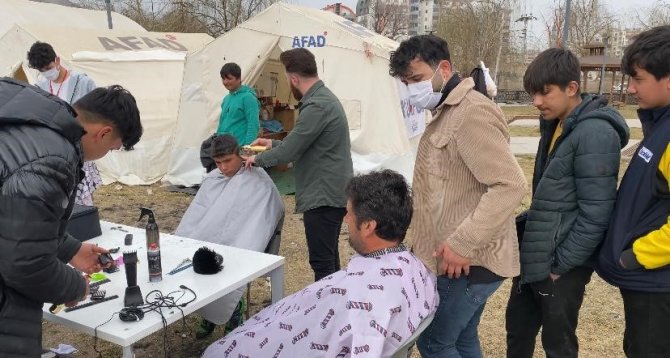 Sultanbeylili Berberler Afet Bölgesinde Depremzedeleri Ücretsiz Tıraş Ediyor