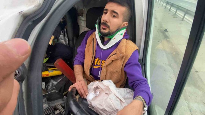 Tıra Arkadan Çarpan Panelvan Hurdaya Döndü, Sürücü Araç İçinde Sıkıştı