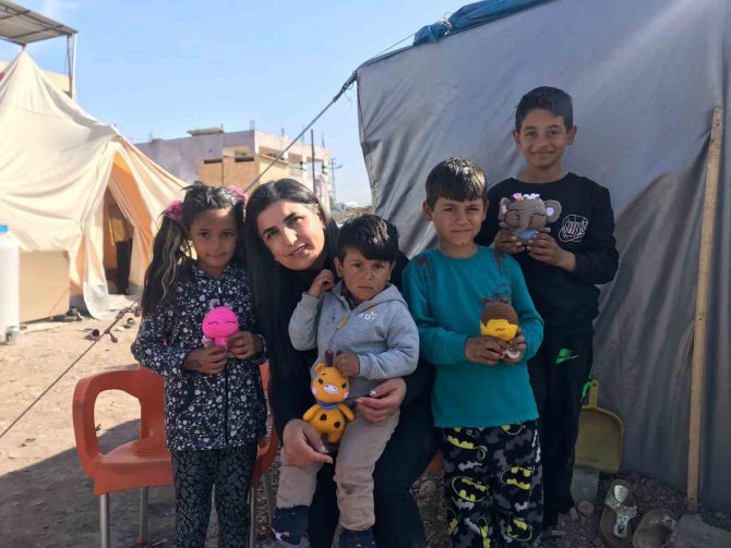 Elleriyle Ördüğü Origamı Bebekleri Depremzede Çocuklara Gönderdi