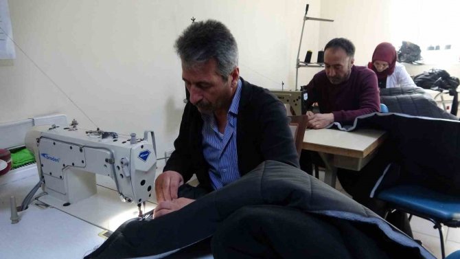 Van Olgunlaşma Enstitüsü Depremzedeler İçin Tulum, Battaniye Ve Yelek Üretiyor