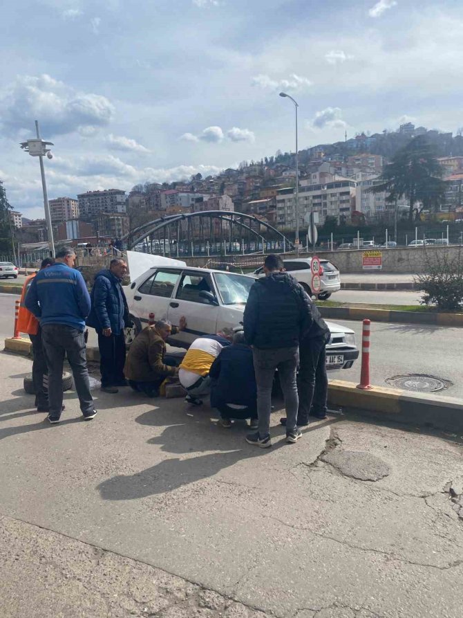 Kontrolden Çıkan Otomobil Refüje Çıktı