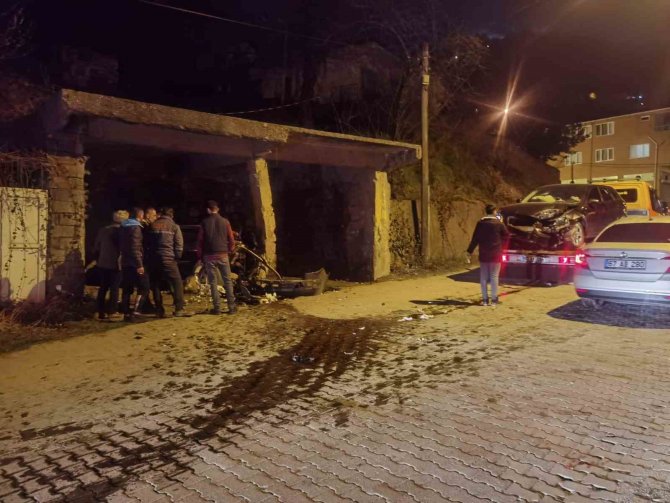 Kontrolden Çıkan Otomobil Garajdaki Aracı Hurdaya Çevirdi
