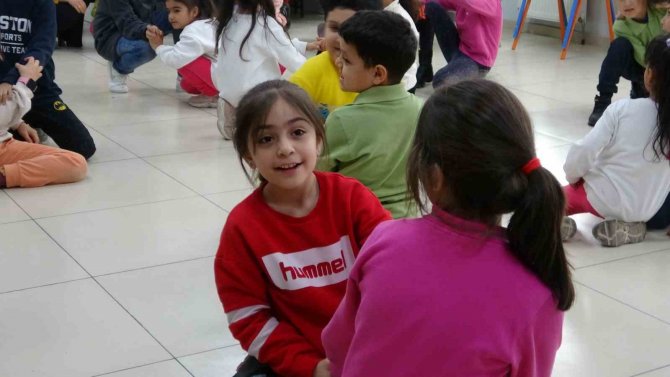Isparta’da Eğitim Gören Depremzede Çocuklara Drama Etkinlikleriyle Yaşadıkları Travmalar Unutturuluyor