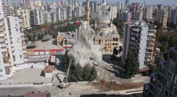 Ağır Hasarlı Bina Yıkımına Devam Ediliyor