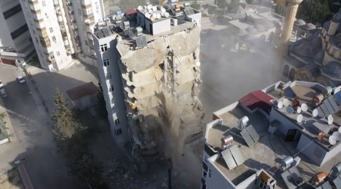 Ağır Hasarlı Bina Yıkımına Devam Ediliyor