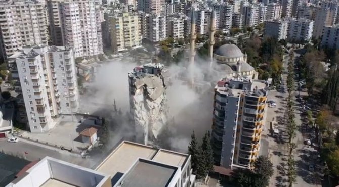 Ağır Hasarlı Bina Yıkımına Devam Ediliyor