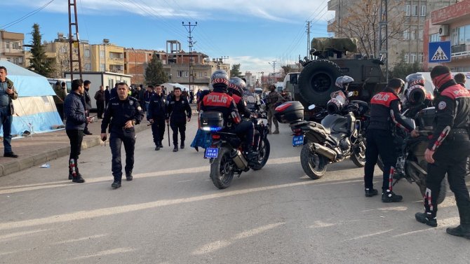 Aileler Arasında Bıçaklı Ve Silahlı Kavga: 1 Yaralı