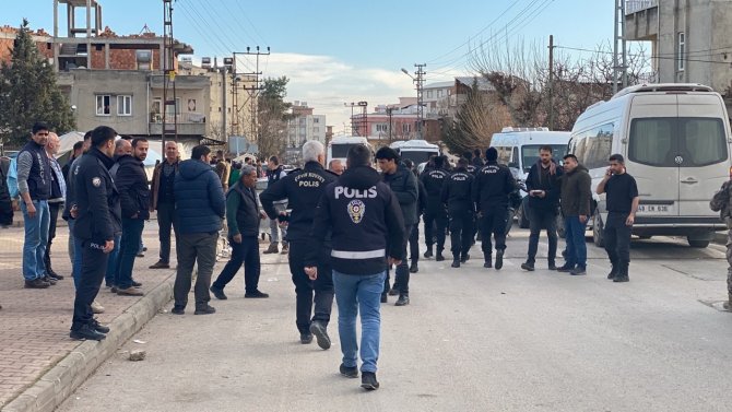 Aileler Arasında Bıçaklı Ve Silahlı Kavga: 1 Yaralı
