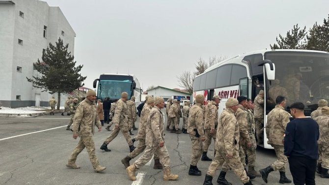 Ağrı’dan Deprem Bölgesine 152 Astsubay Ve Güvenlik Korucusu Gönderildi