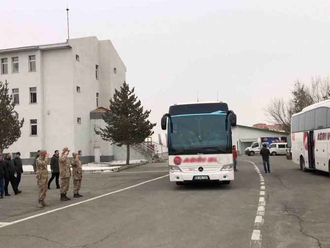 Ağrı’dan Deprem Bölgesine 152 Astsubay Ve Güvenlik Korucusu Gönderildi