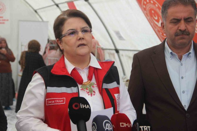 Bakan Yanık Depremzede Kadınları Ziyaret Etti