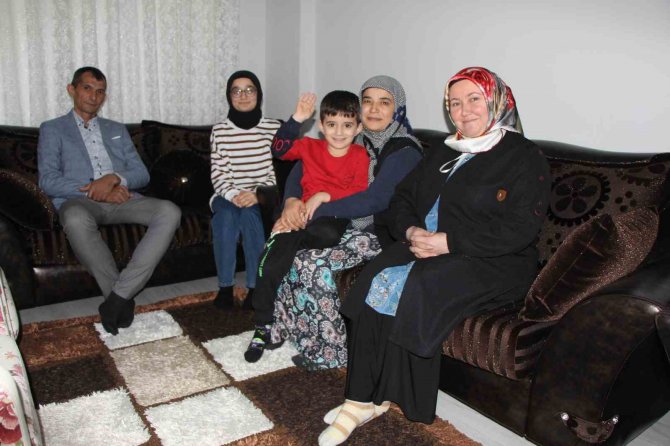 Kahraman Madenciden Alkışlık Hareket: Yeni Evinin Kapısını Depremzede Aileye Açtı