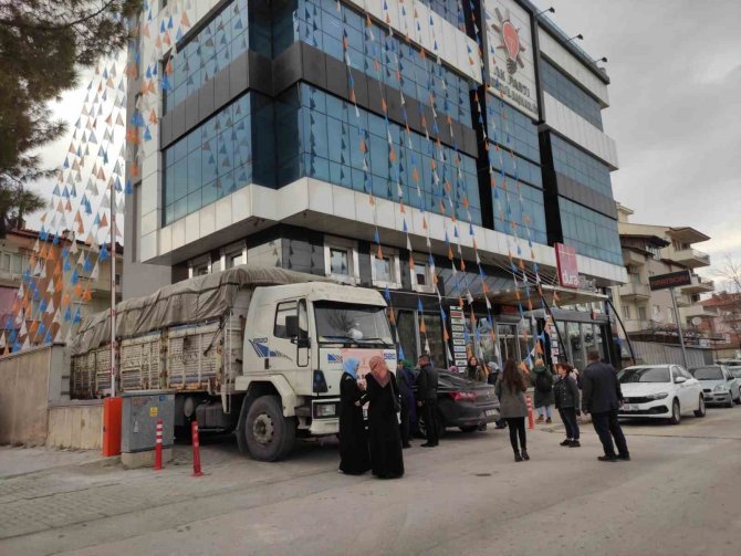 Ak Partili Kadınlardan Depremzedelere Anlamlı Destek