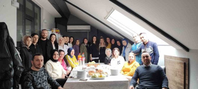 Kadınlar Gününü Pasta Kesip Kutladılar