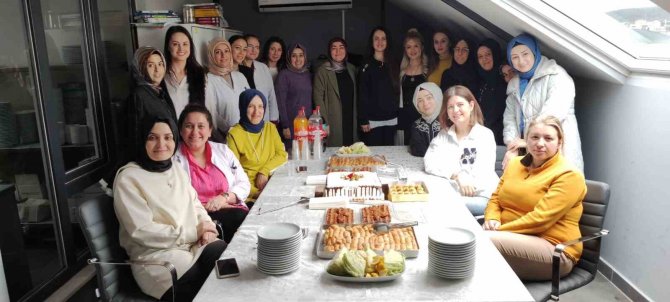 Kadınlar Gününü Pasta Kesip Kutladılar
