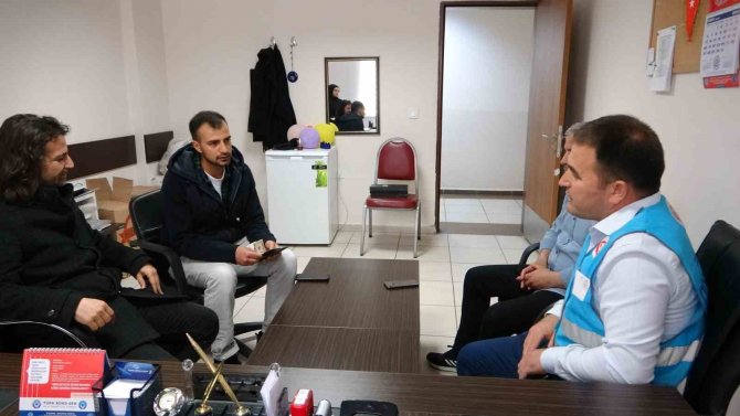 Depremzede Ailenin Aldığı Kıyafette Para Çıktı, Tereddüt Etmeden İade Ettiler