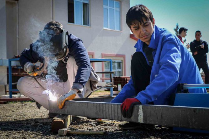 Öğrencilerin En Anlamlı Ödevi: Deprem Bölgesindeki Öğrencilere Güneş Enerjili Konteyner Sınıf Yapıyorlar
