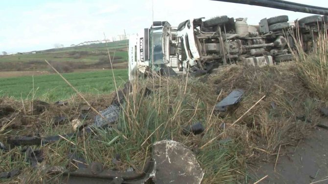 Arnavutköy’de Hafriyat Kamyonu İle Otomobil Çarpıştı: 1 Yaralı