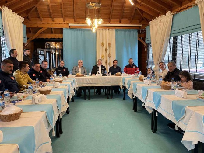 Enkazda Kalan Aile Kendilerini Kurtaran Ekibi Unutmadı