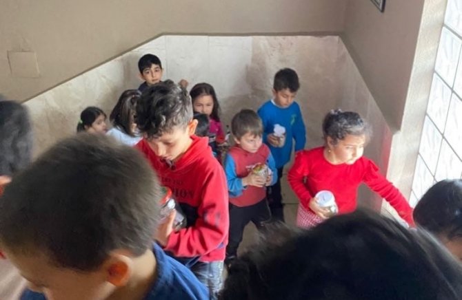 Germencikli Minikler Kumbaralarını Depremzedeler İçin Bağışladı