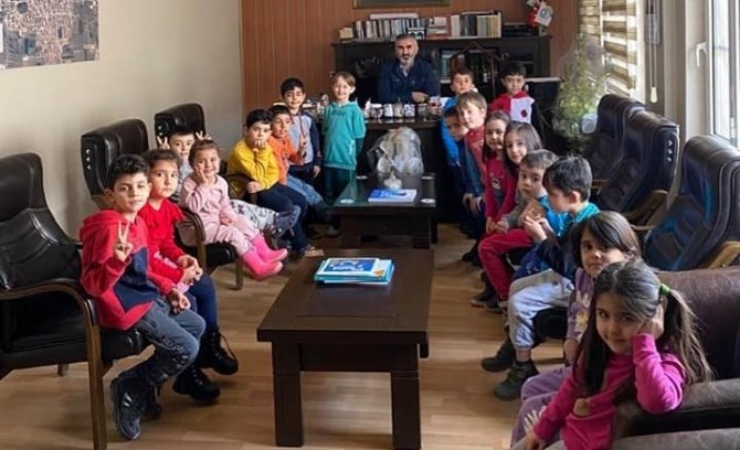 Germencikli Minikler Kumbaralarını Depremzedeler İçin Bağışladı