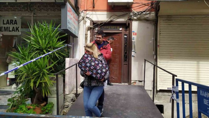 Bahçelievler’de Kaldırım Altındaki Kömürlük Tavanı Çöken Ve Tahliye Edilen Bina Sakinleri Evcil Hayvanlarını Evden Çıkardı
