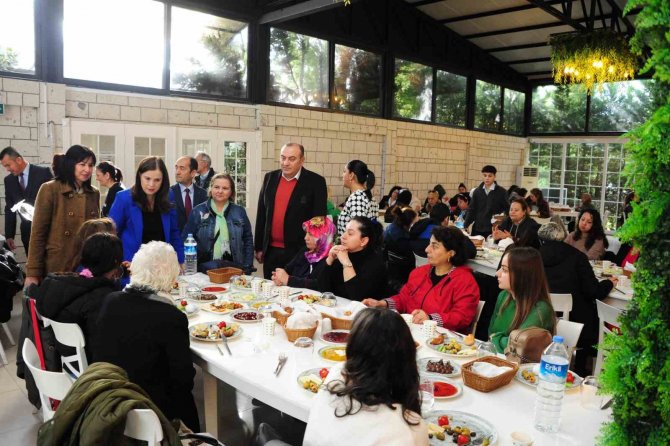 Balçova’da Depremzede Kadınlarla Dayanışma Kahvaltısı