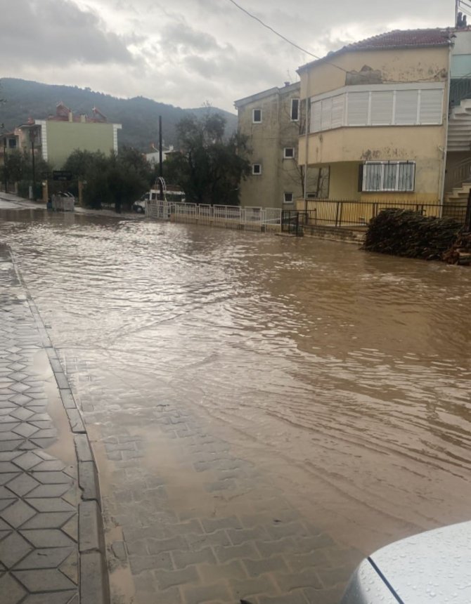 Balıkesir’de Sağanak Yağış Su Baskınlarına Neden Oldu