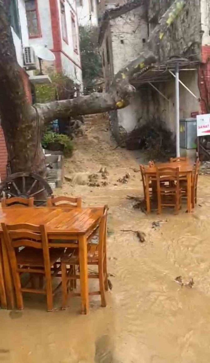 Balıkesir’de Sağanak Yağış Su Baskınlarına Neden Oldu