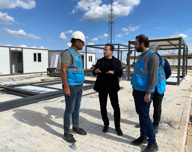 Başkan Yazıcı, Kırıkhan’da Yapımı Devam Eden Konteyner Kentte İncelemelerde Bulundu