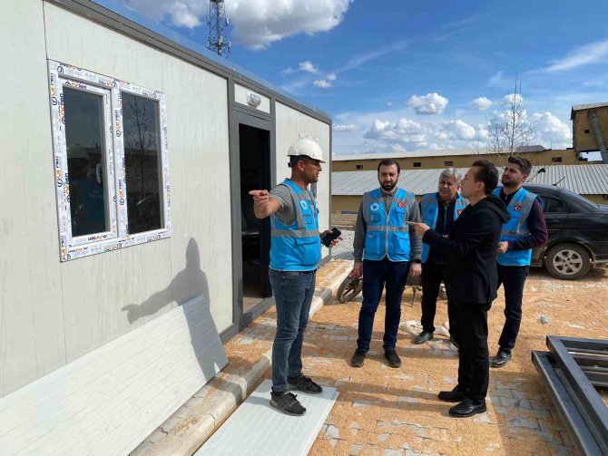 Başkan Yazıcı, Kırıkhan’da Yapımı Devam Eden Konteyner Kentte İncelemelerde Bulundu