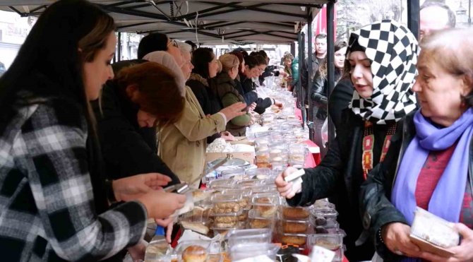 Depremzedeler Yararına Yardım Kampanyası Düzenlendi, Vatandaşlar Akın Etti